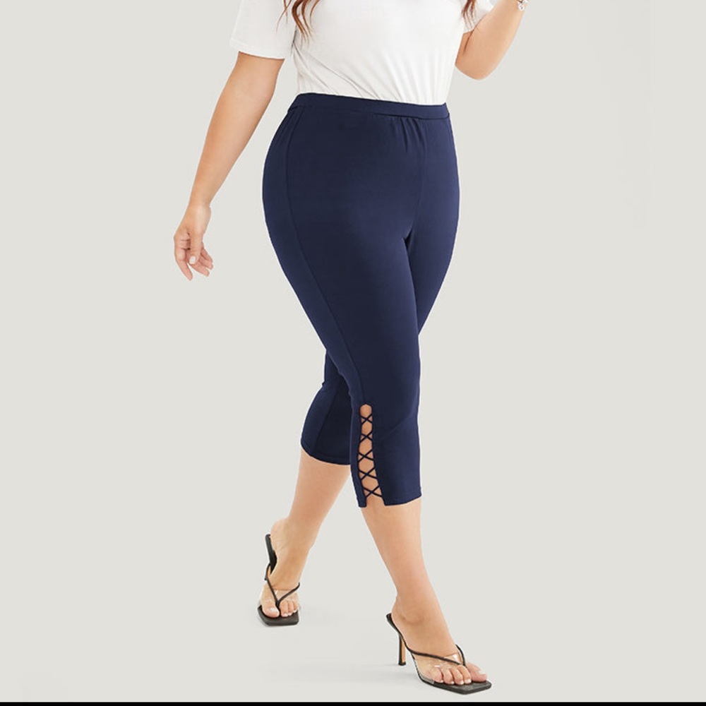 BloomChic Solid Crisscross Hem Skinny Leggings Size 28/5X. Elastic waist. Navy.